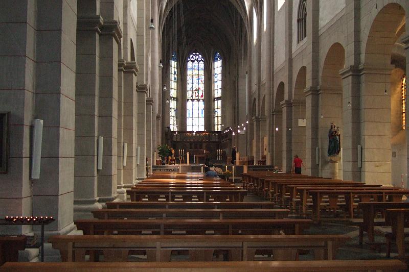3-1-01Sankt Matthias Trier.JPG - Trier: Plötzliches Unwetter pünktlich um 3 Uhr nachmittags zum Stundengebet in der Kirche der Abtei St. Matthias - das Beten lohnt sich, denn ...